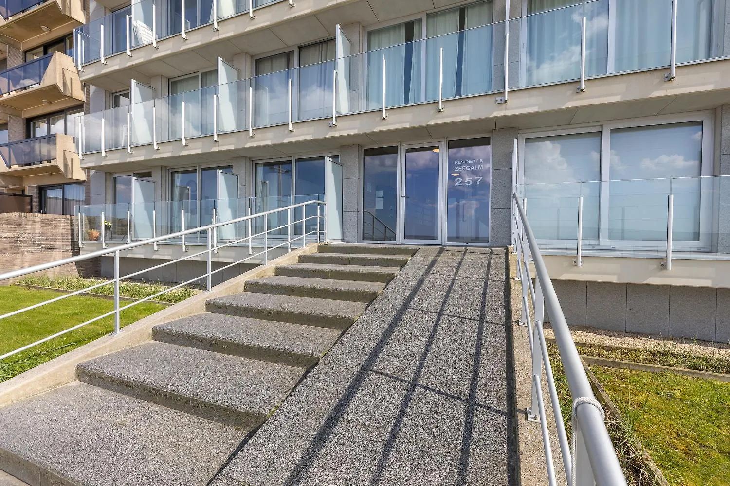 Apartment Studio Met Frontaal Zeezicht Middelkerke Belgium
